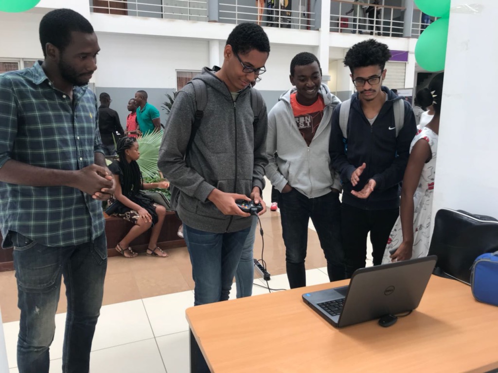 Estudantes exprimentando um game de outro estudante